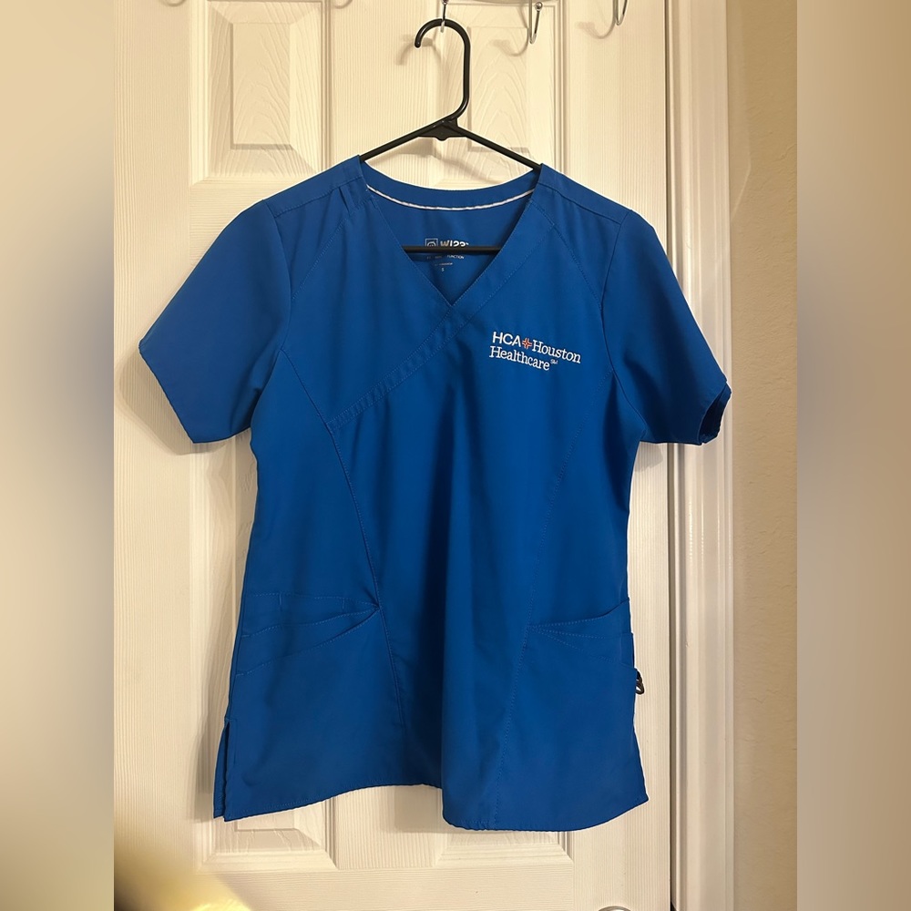 Wonder wink royal blue scrub set w/ HCA embroidery in sm top and sm petite pant